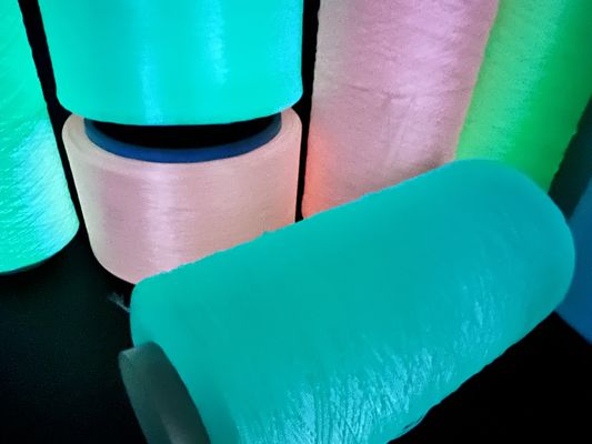 Filati fluorescenti luminosi di poliestere Filati di poliestere 150D Filati luminosi di poliestere